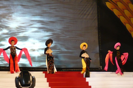 Người đẹp “khoe” áo bà ba trong Festival Lúa gạo - 16 Người đẹp “khoe” áo bà ba trong Festival Lúa gạo - 16