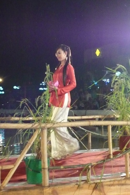 Người đẹp “khoe” áo bà ba trong Festival Lúa gạo - 1 Người đẹp “khoe” áo bà ba trong Festival Lúa gạo - 1