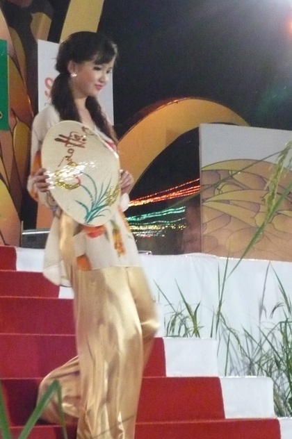 Người đẹp “khoe” áo bà ba trong Festival Lúa gạo - 5 Người đẹp “khoe” áo bà ba trong Festival Lúa gạo - 5