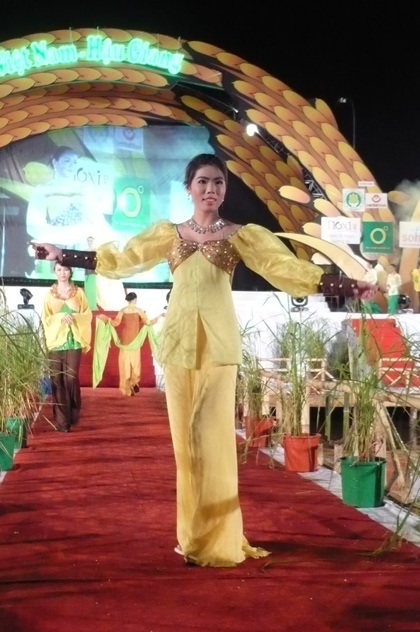 Người đẹp “khoe” áo bà ba trong Festival Lúa gạo - 10 Người đẹp “khoe” áo bà ba trong Festival Lúa gạo - 10