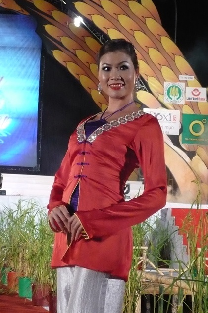 Người đẹp “khoe” áo bà ba trong Festival Lúa gạo - 9 Người đẹp “khoe” áo bà ba trong Festival Lúa gạo - 9