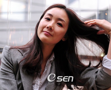 Phong cách thời trang của "người đẹp khóc" Choi Ji Woo - 10