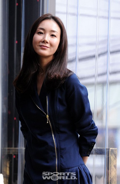 Phong cách thời trang của "người đẹp khóc" Choi Ji Woo - 7