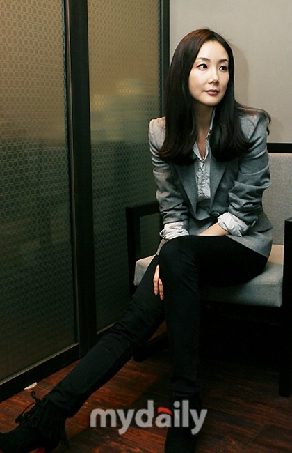 Phong cách thời trang của "người đẹp khóc" Choi Ji Woo - 12