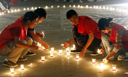 “Ôm miễn phí” nhân Ngày thế giới phòng chống AIDS - 3