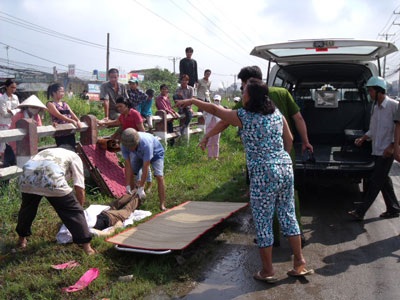 Tàu hỏa húc hai phụ nữ văng xa hơn chục mét - 1