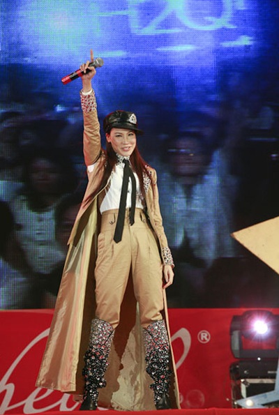 Ngắm Hồ Quỳnh Hương diện bốt “khủng” nhảy rất sung - 3 Ngắm Hồ Quỳnh Hương diện bốt “khủng” nhảy rất sung - 3