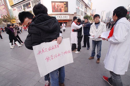 “Ôm miễn phí” nhân Ngày thế giới phòng chống AIDS - 1