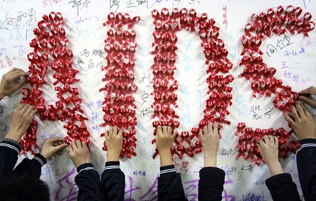 “Ôm miễn phí” nhân Ngày thế giới phòng chống AIDS - 4