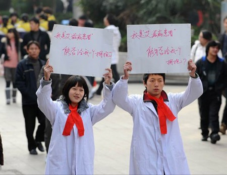 “Ôm miễn phí” nhân Ngày thế giới phòng chống AIDS - 2