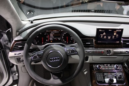 Hé lộ giá bán Audi A8 phiên bản 2011 - 7