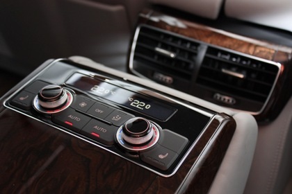 Hé lộ giá bán Audi A8 phiên bản 2011 - 9