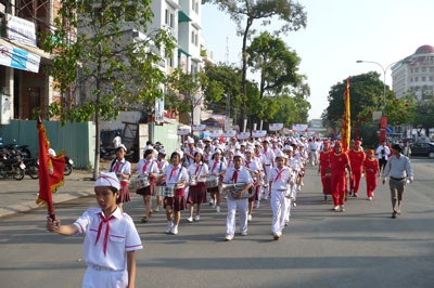 Hơn 5.000 người đi bộ vì trẻ em nghèo tiểu vùng sông Mê Công  - 1