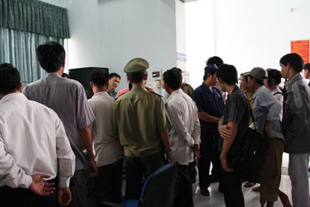 Mua vé tàu Tết qua tin nhắn: Tưởng nhàn hóa ra… mệt - 3 Mua vé tàu Tết qua tin nhắn: Tưởng nhàn hóa ra… mệt - 3