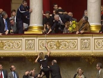 Quốc hội Pháp náo loạn vì “có bom” - 1