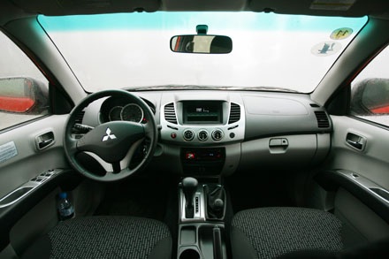 Bán Mitsubishi Triton GLS đời 2010 màu bạc nhập khẩu nguyên chiếc chính  chủ 335 triệu