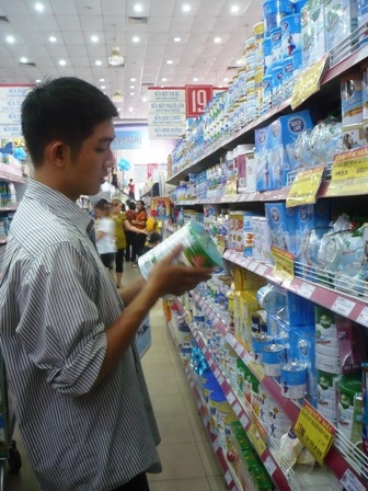 Hàng hóa thi nhau “chạy” giá theo USD - 2