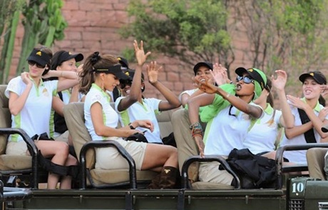 Người đẹp Hoa hậu thế giới chơi vui vẻ ở Safari - 11