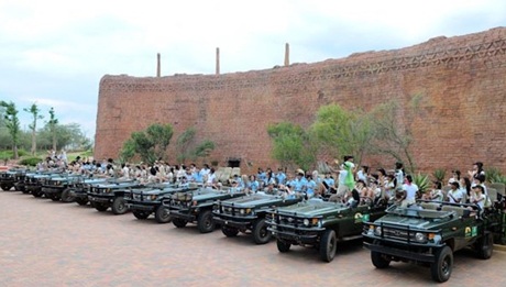 Người đẹp Hoa hậu thế giới chơi vui vẻ ở Safari - 1