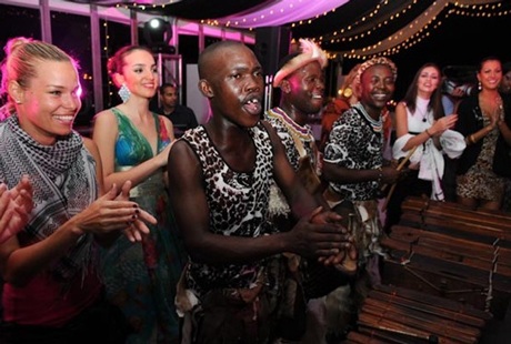 Người đẹp Hoa hậu thế giới chơi vui vẻ ở Safari - 16