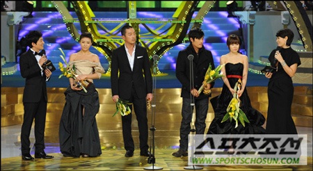 Ha Ji Won nổi bật trong đêm trao giải Rồng Xanh năm 2009 - 2 Ha Ji Won nổi bật trong đêm trao giải Rồng Xanh năm 2009 - 2