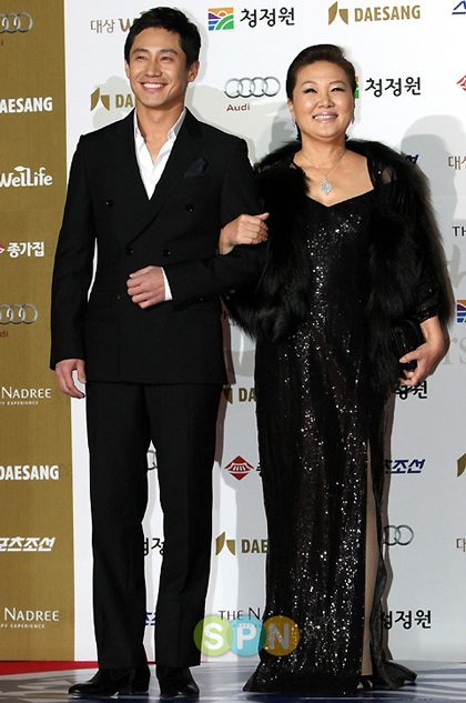 Ha Ji Won nổi bật trong đêm trao giải Rồng Xanh năm 2009 - 33 Ha Ji Won nổi bật trong đêm trao giải Rồng Xanh năm 2009 - 33