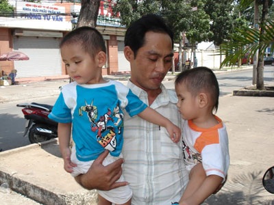 Thương lắm những đôi mắt “leo lét” của hai bé sinh đôi - 1 Thương lắm những đôi mắt “leo lét” của hai bé sinh đôi - 1