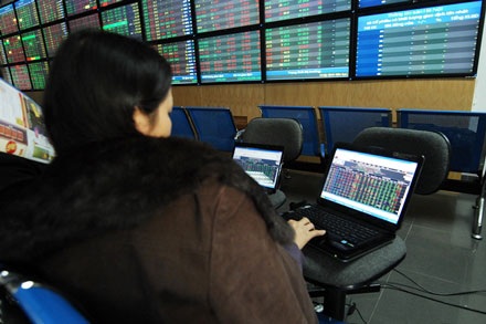 Giao dịch lình xình, hai sàn tăng điểm nhẹ - 1