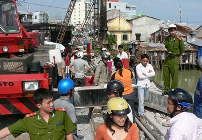 Trụ bê tông rơi, đè chết 1 công nhân - 1 Trụ bê tông rơi, đè chết 1 công nhân - 1
