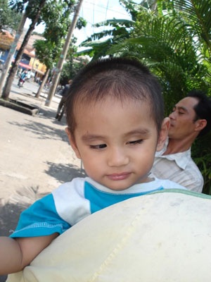 Thương lắm những đôi mắt “leo lét” của hai bé sinh đôi - 5 Thương lắm những đôi mắt “leo lét” của hai bé sinh đôi - 5