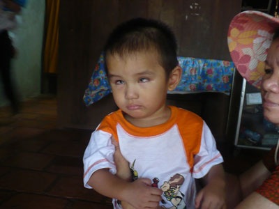 Thương lắm những đôi mắt “leo lét” của hai bé sinh đôi - 7 Thương lắm những đôi mắt “leo lét” của hai bé sinh đôi - 7