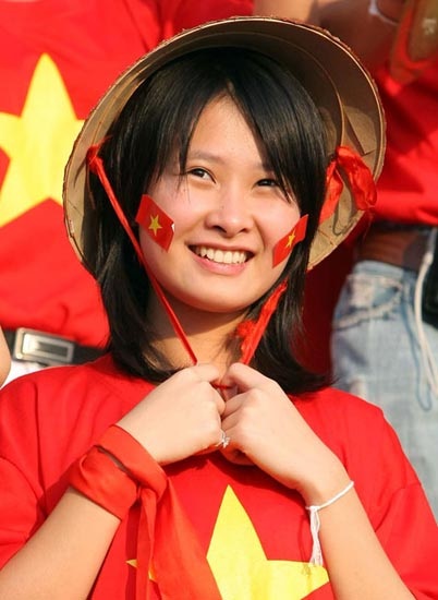 Thiếu nữ Hà Nội sang Lào cổ vũ đội tuyển VN - 1