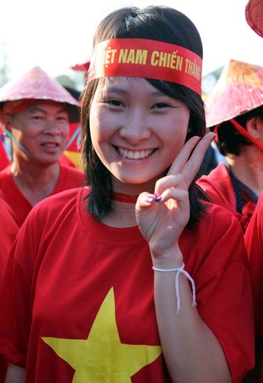 Thiếu nữ Hà Nội sang Lào cổ vũ đội tuyển VN - 5