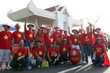 Thiếu nữ Hà Nội sang Lào cổ vũ đội tuyển VN - 2