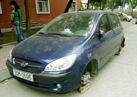 Kẻ trộm “thay” 4 bánh ô tô bằng... gạch - 1 Kẻ trộm “thay” 4 bánh ô tô bằng... gạch - 1