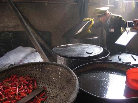 Đột nhập cơ sở thu mua, sử dụng dầu mỡ “siêu bẩn”  - 1