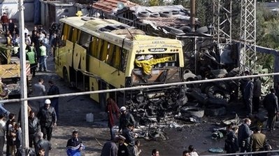 Syria: Xe buýt phát nổ giữa phố, 3 người thiệt mạng - 9