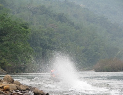 “Lạnh gáy” những chuyến đò trên dòng Nậm Nơn - 12