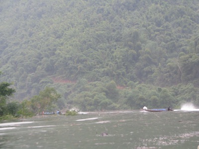 “Lạnh gáy” những chuyến đò trên dòng Nậm Nơn - 5