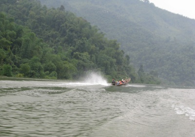 “Lạnh gáy” những chuyến đò trên dòng Nậm Nơn - 2