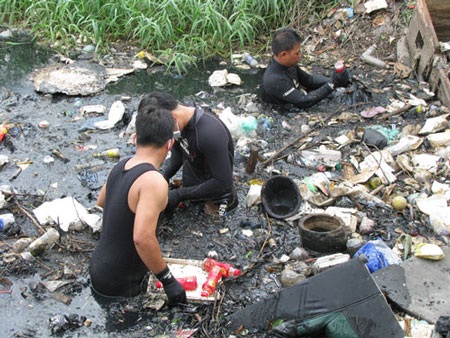 Những cuộc vật lộn “mò xác” của đội cứu hộ chuyên nghiệp - 3