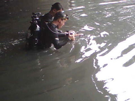 Những cuộc vật lộn “mò xác” của đội cứu hộ chuyên nghiệp - 1