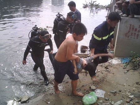 Những cuộc vật lộn “mò xác” của đội cứu hộ chuyên nghiệp - 5