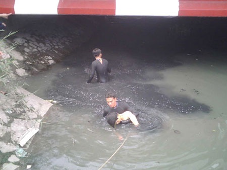 Những cuộc vật lộn “mò xác” của đội cứu hộ chuyên nghiệp - 4