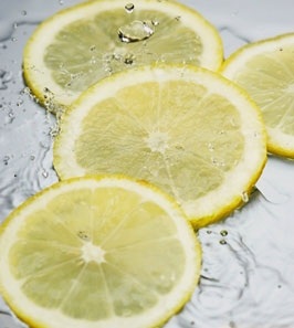 Vì sao vitamin C tự nhiên tốt hơn tổng hợp? - 1