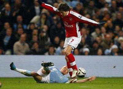 Wenger phát hoảng vì chấn thương của Rosicky - 1 Wenger phát hoảng vì chấn thương của Rosicky - 1