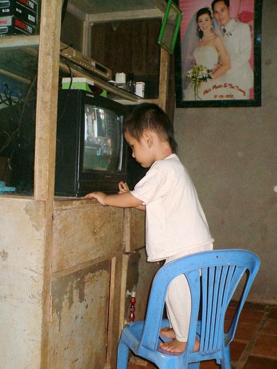 Thương lắm những đôi mắt “leo lét” của hai bé sinh đôi - 10