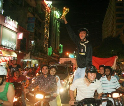 Đêm “nổi lửa” của giới trẻ Sài Thành - 5 Đêm “nổi lửa” của giới trẻ Sài Thành - 5