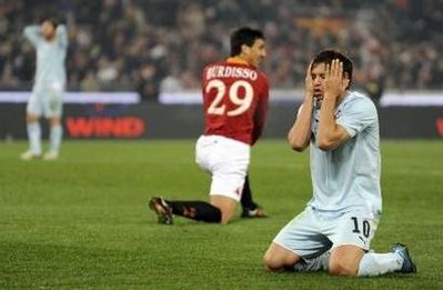 Roma khiến Lazio "ôm hận" trong trận derby nhạt nhòa - 3 Roma khiến Lazio "ôm hận" trong trận derby nhạt nhòa - 3