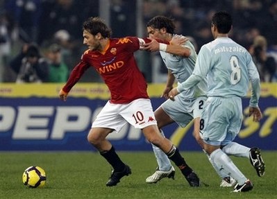 Roma khiến Lazio "ôm hận" trong trận derby nhạt nhòa - 2 Roma khiến Lazio "ôm hận" trong trận derby nhạt nhòa - 2